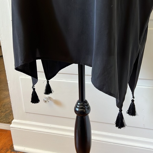 Britt Ryan black 100% silk drape poncho blouse w silk tassel handkerchief hem L - Picture 2 of 6
